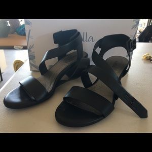 Abella Sandals. NIB. Size 7